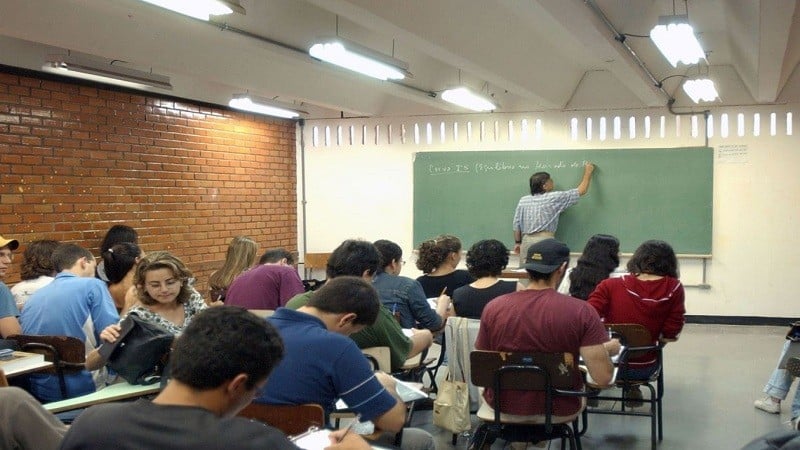 Imagem Ilustrando a Notícia: Brasil não consegue atrair jovens para a carreira de professor