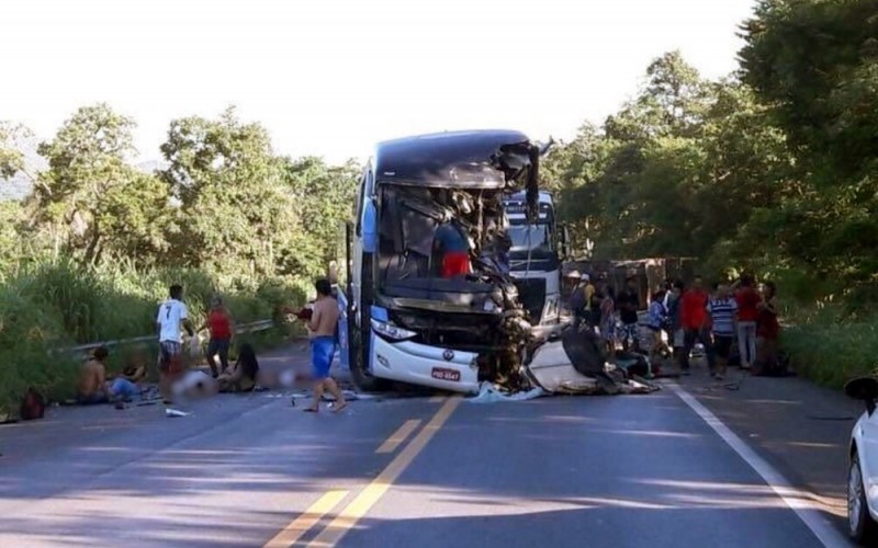 Imagem Ilustrando a Notícia: Grave acidente entre ônibus e carretas deixa mortos e feridos