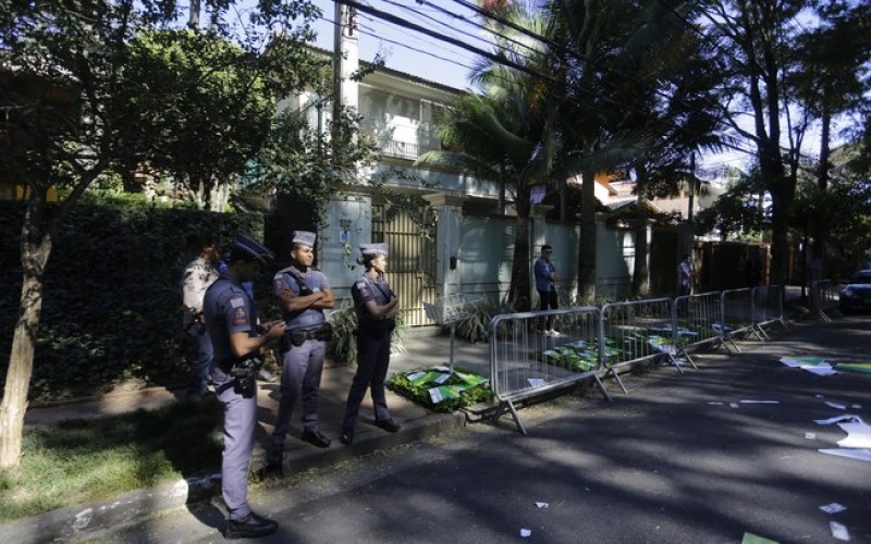 Imagem Ilustrando a Notícia: Homem é preso após tentar invadir casa de Temer em São Paulo