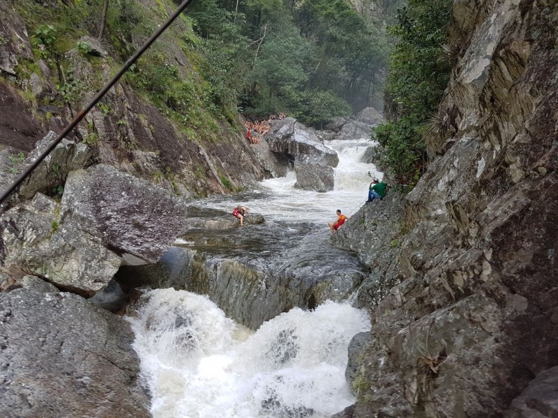 Imagem Ilustrando a Notícia: Turistas são resgatados em cachoeira em Cavalcante