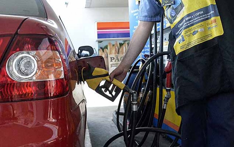 Imagem Ilustrando a Notícia: Juiz manda suspender decreto que aumentou impostos sobre combustível