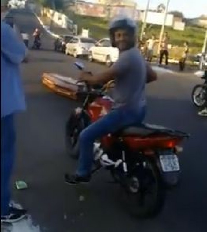 Imagem Ilustrando a Notícia: Homem que aparece com moto roubada em vídeo é preso