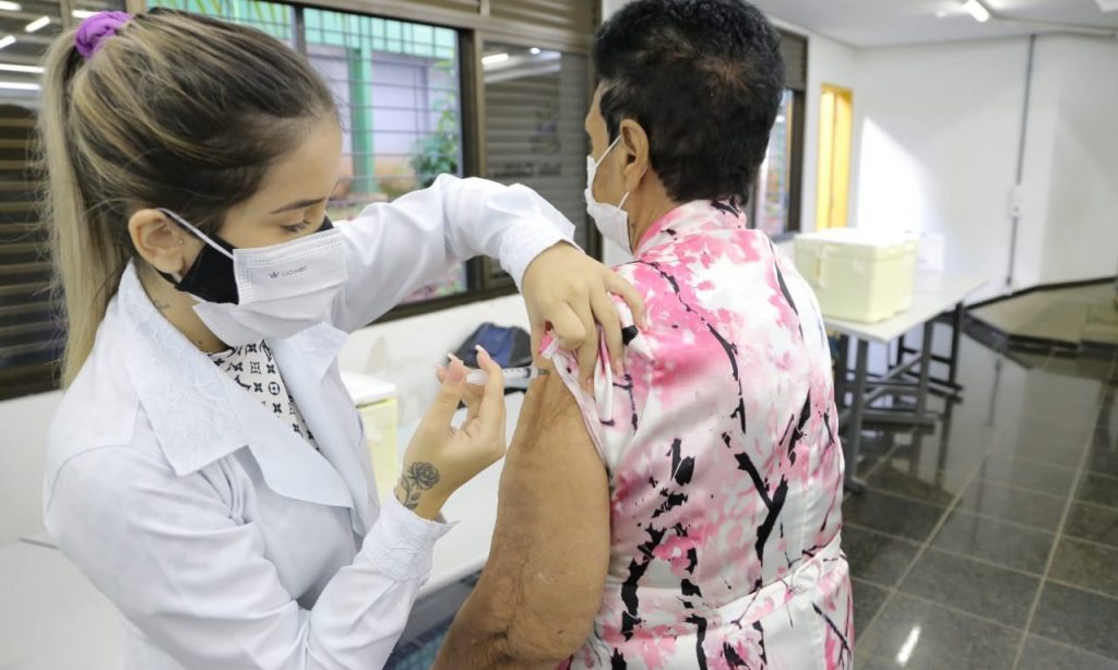 Imagem Ilustrando a Notícia: Idosos acima dos 80 anos serão vacinados contra Covid-19 nesta sexta, em Goiânia
