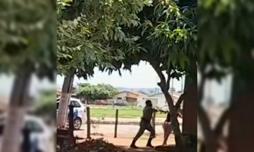 Imagem Ilustrando a Notícia: Mulher é agredida por policiais em Araçu