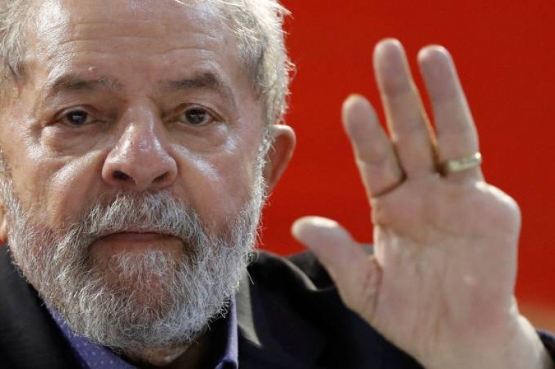 Imagem Ilustrando a Notícia: Após ordem de prisão, PT antecipa ato com Lula para esta noite