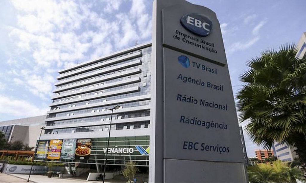 Imagem Ilustrando a Notícia: Filho recém-formado de general ganha cargo de 11 mil reais como jornalista na EBC