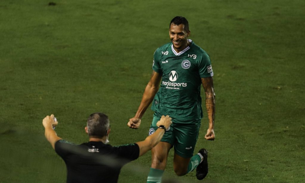 Imagem Ilustrando a Notícia: Gláuber Ramos elogia elenco após vitória de virada: “O que não falta nessa equipe é vontade”