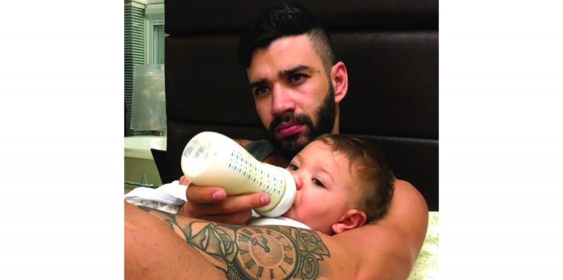 Imagem Ilustrando a Notícia: Andressa Suita mostra Gusttavo Lima dando mamadeira para o filho:
