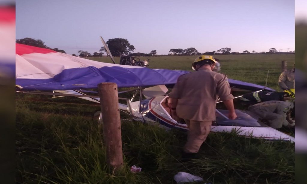 Imagem Ilustrando a Notícia: Avião de pequeno porte cai às margens da GO-070 e deixa dois feridos