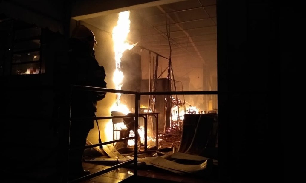 Imagem Ilustrando a Notícia: Incêndio em centro espírita de Goiânia mobiliza equipes de bombeiros