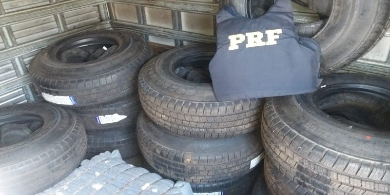 Imagem Ilustrando a Notícia: Carga com 65 pneus é apreendida em Acreúna sem nota fiscal