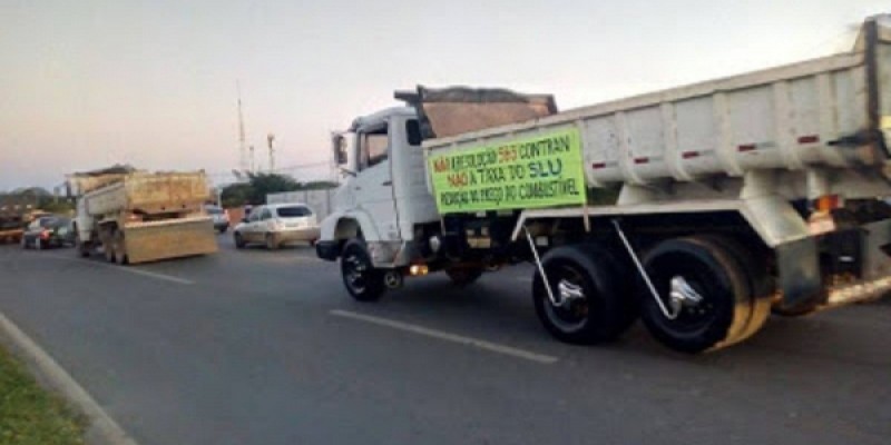 Imagem Ilustrando a Notícia: Motoristas de caçambas fazem manifestação contra resolução