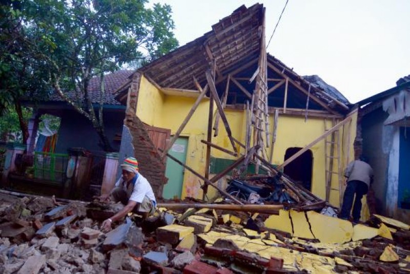 Imagem Ilustrando a Notícia: Terremoto de magnitude 6,5 causa pelo menos duas mortes na Indonésia
