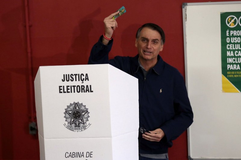 Imagem Ilustrando a Notícia: Com segurança reforçada, Bolsonaro vota no Rio
