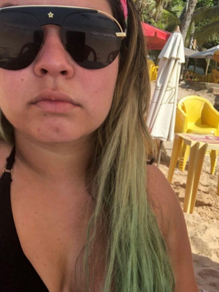Imagem Ilustrando a Notícia: Marília Mendonça aparece com cabelos verdes em rede social
