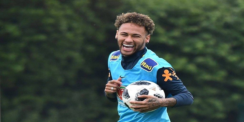 Imagem Ilustrando a Notícia: Neymar deve ficar no banco no primeiro amistoso da seleção