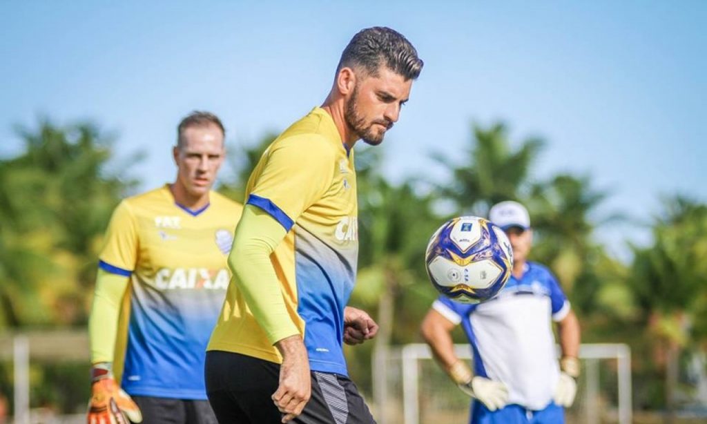Imagem Ilustrando a Notícia: Vila Nova anuncia ex-goleiro do CSA