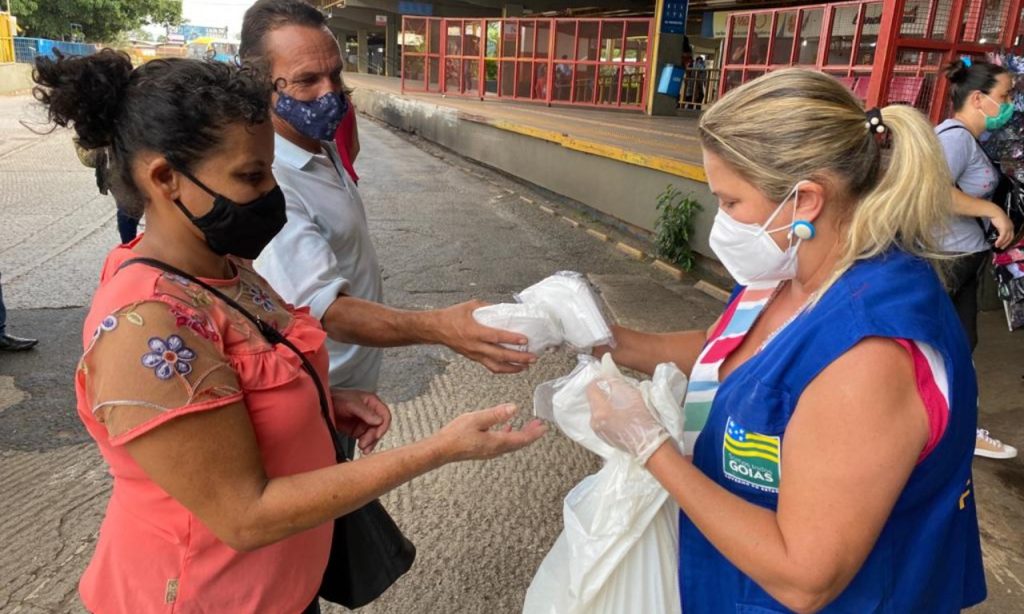 Imagem Ilustrando a Notícia: Governo do Estado distribui 15 mil máscaras em terminal de Goiânia