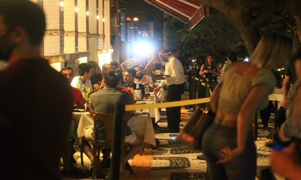 Imagem Ilustrando a Notícia: Prefeitura pode liberar piscinas e até 8 pessoas em mesa de bar em Goiânia
