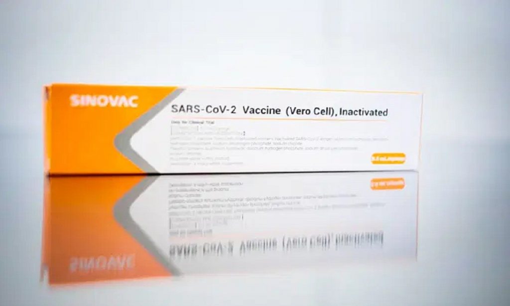 Imagem Ilustrando a Notícia: Anvisa anuncia que testes da vacina CoronaVac estão suspensos temporariamente