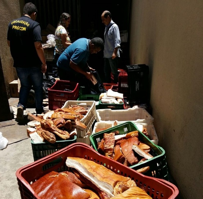 Imagem Ilustrando a Notícia: Em Goiânia, Procon interdita supermercado com 1,5 tonelada de produtos vencidos