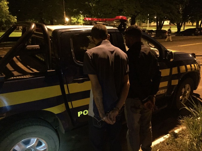 Imagem Ilustrando a Notícia: Dois são presos suspeitos de tentarem trocar caminhonete roubada por drogas