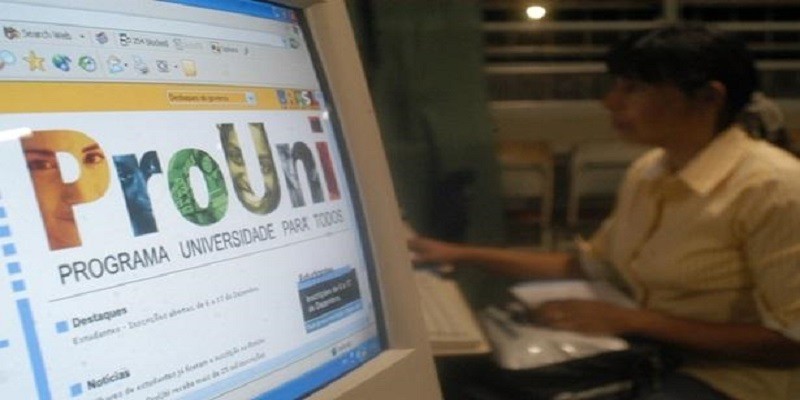 Imagem Ilustrando a Notícia: Estudantes têm até hoje para se inscrever no ProUni na internet