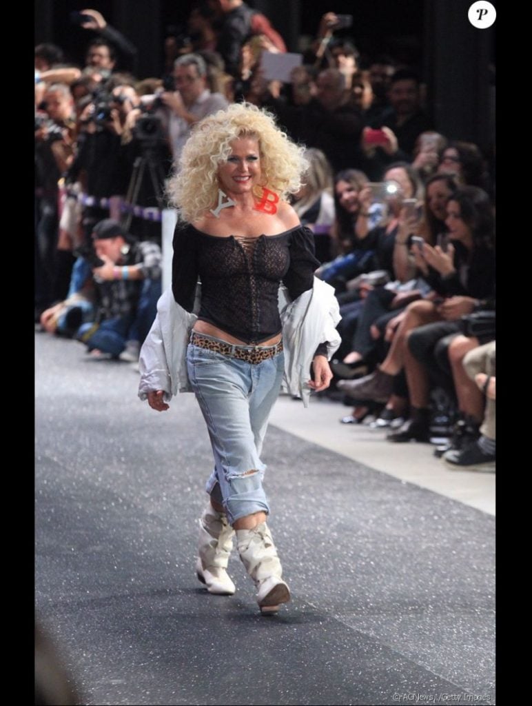 Imagem Ilustrando a Notícia: Xuxa chama atenção em desfile de moda