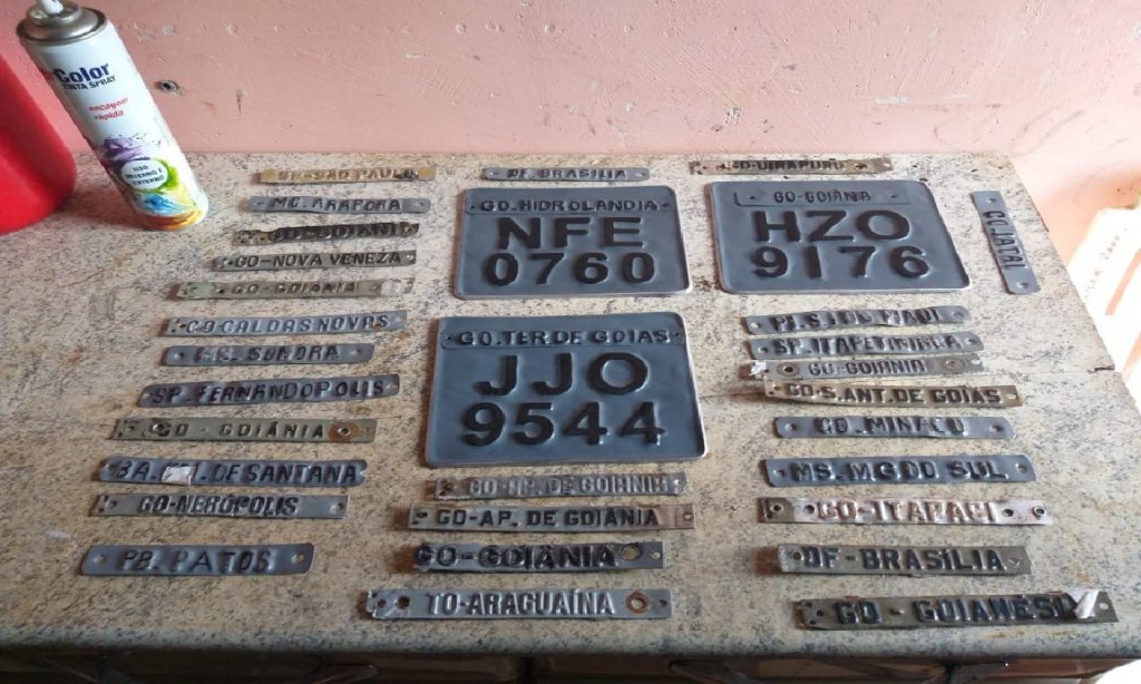 Imagem Ilustrando a Notícia: PC prende suspeitos de operarem laboratório de placas falsas em Goiânia