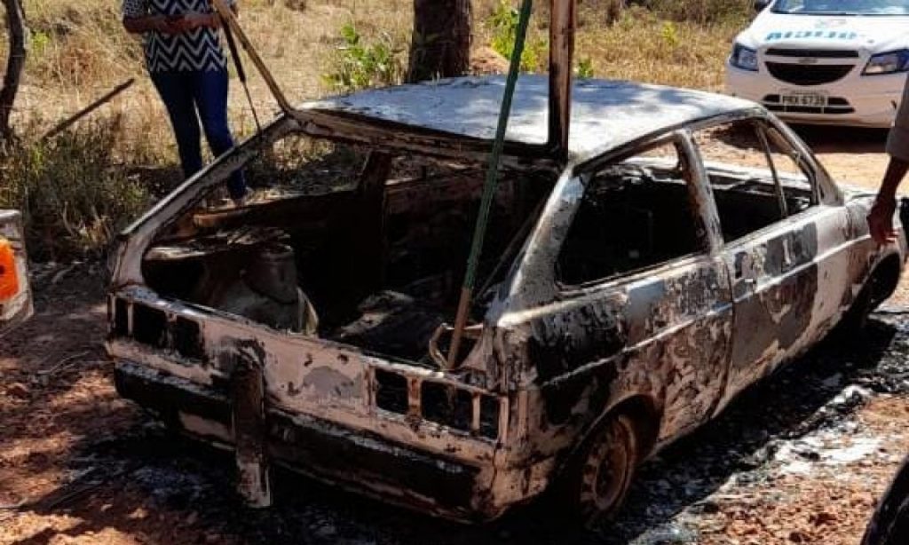 Imagem Ilustrando a Notícia: Jovem é encontrado carbonizado dentro de carro queimado, em Uruaçu