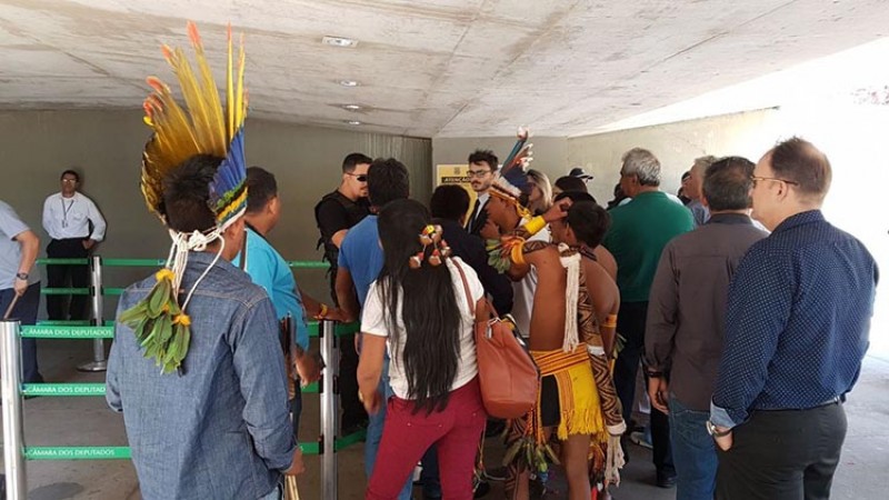 Imagem Ilustrando a Notícia: Grupo de índios é impedido de entrar na Câmara para participar de audiência