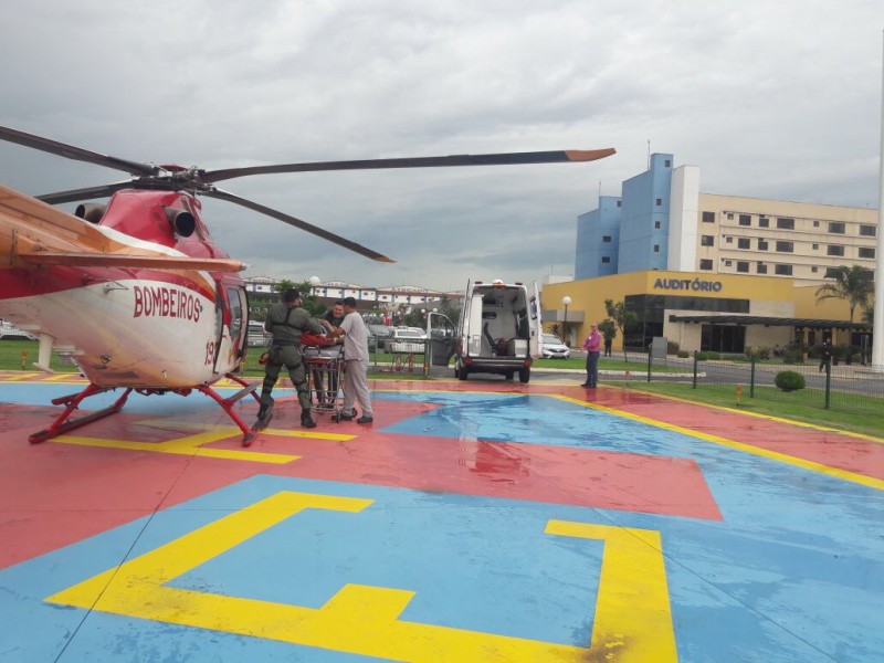 Imagem Ilustrando a Notícia: Helicóptero do Corpo de Bombeiros atende ocorrência de capotamento