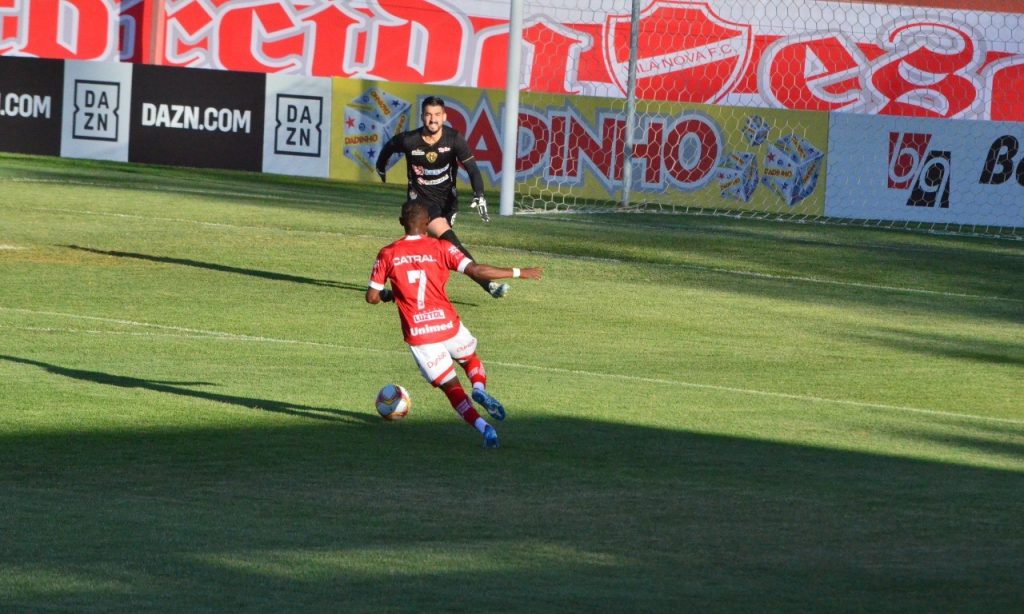 Imagem Ilustrando a Notícia: “A meta é sempre estar fazendo gol”, projeta o atacante Lucas Silva