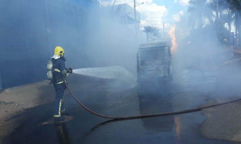 Imagem Ilustrando a Notícia: Kombi que transportava medicamentos pegou fogo na GO-070 em Goianira