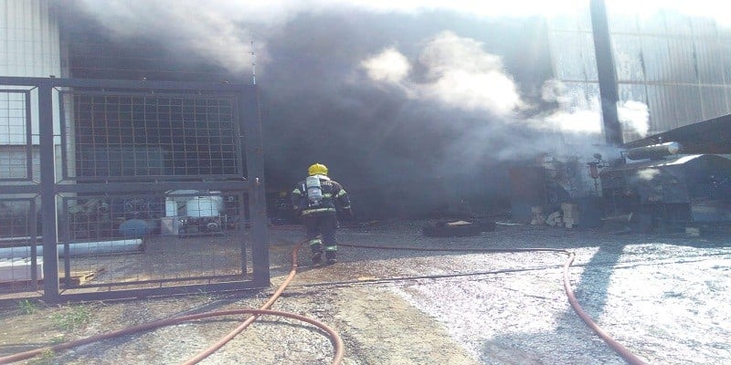 Imagem Ilustrando a Notícia: Galpão de caldeiras desativado pega fogo no setor Goiânia 2