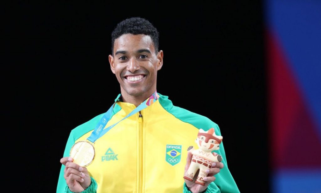 Imagem Ilustrando a Notícia: Ygor Coelho conquista ouro inédito no badminton; boxe faz história