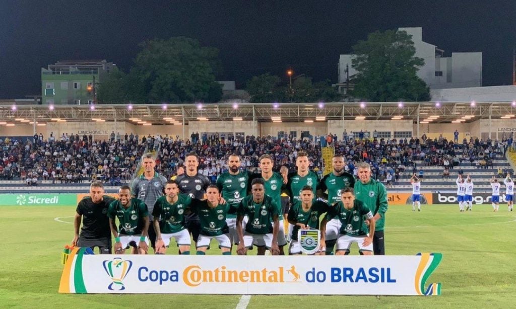 Imagem Ilustrando a Notícia: Goiás vence Santo André e se classifica para a próxima fase