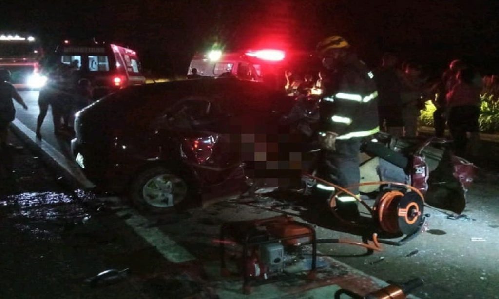 Imagem Ilustrando a Notícia: Colisão entre carros deixa 5 pessoas feridas e uma morta na BR-153, em Anápolis
