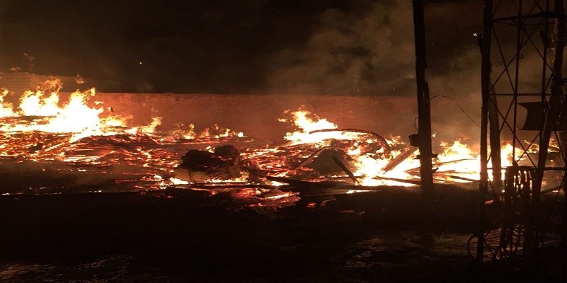 Imagem Ilustrando a Notícia: Depósito de madeira pega fogo na Capital