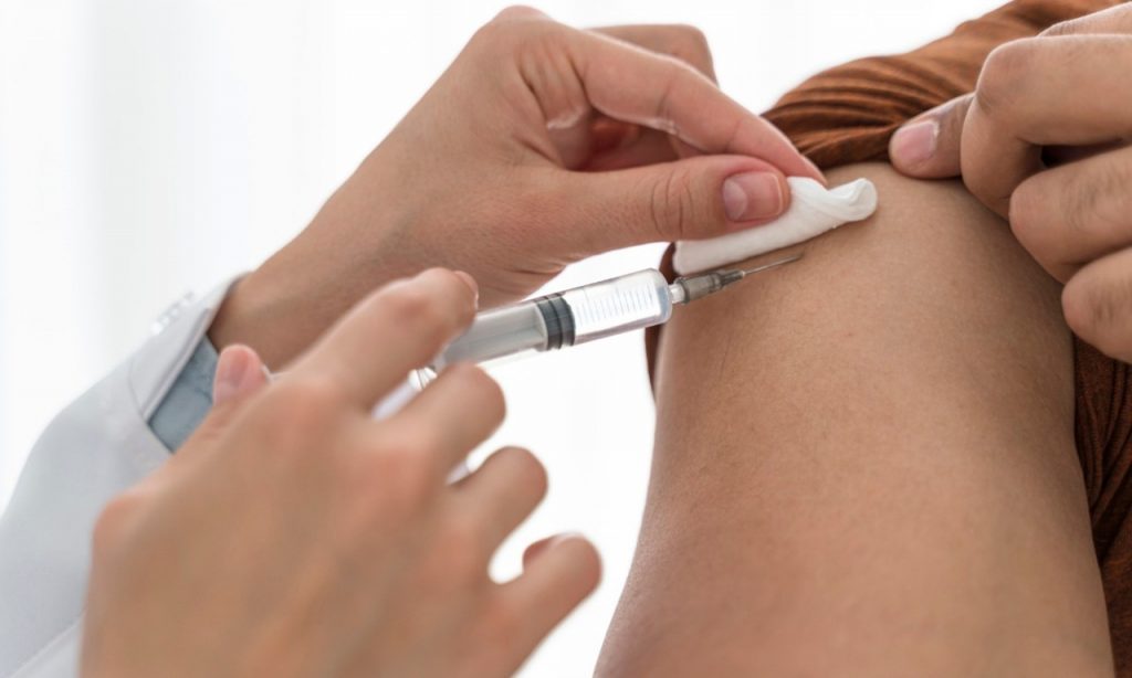 Imagem Ilustrando a Notícia: Prefeitura divulga datas e locais das vacinações de profissionais de saúde