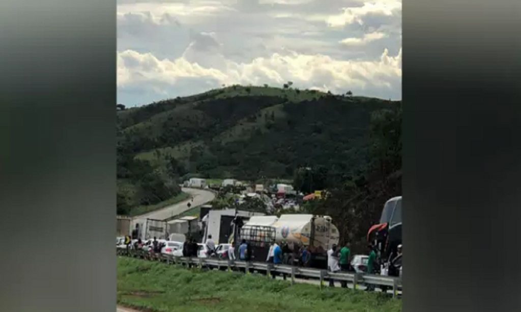Imagem Ilustrando a Notícia: Duas pessoas morrem e seis ficam feridas em acidente, em Santo Antônio