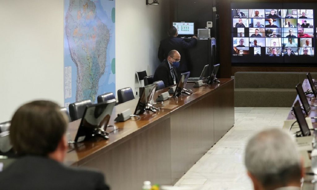 Imagem Ilustrando a Notícia: Bolsonaro faz reunião virtual com presidente da Fiesp e empresários