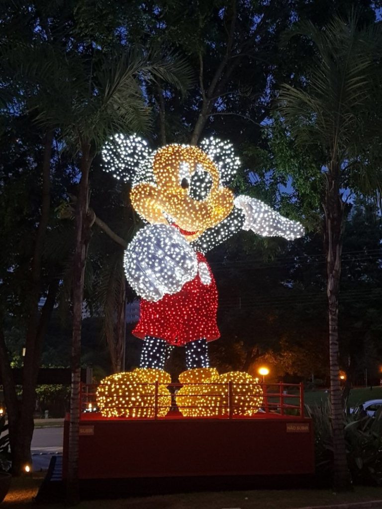Imagem Ilustrando a Notícia: Mickey Mouse iluminado de 7 metros de altura chega em Goiânia