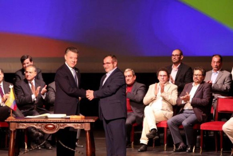 Imagem Ilustrando a Notícia: Acordo de paz entre governo colombiano e as Farc entra em vigor hoje