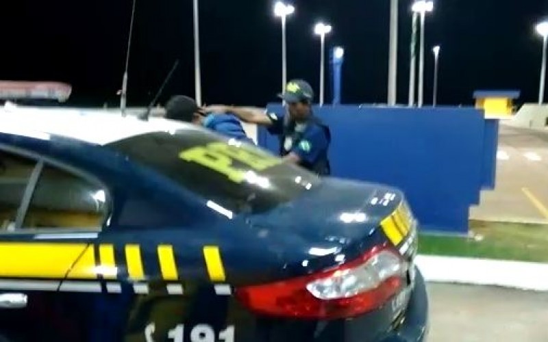 Imagem Ilustrando a Notícia: Homem é preso conduzindo carro com placas clonadas na BR-060