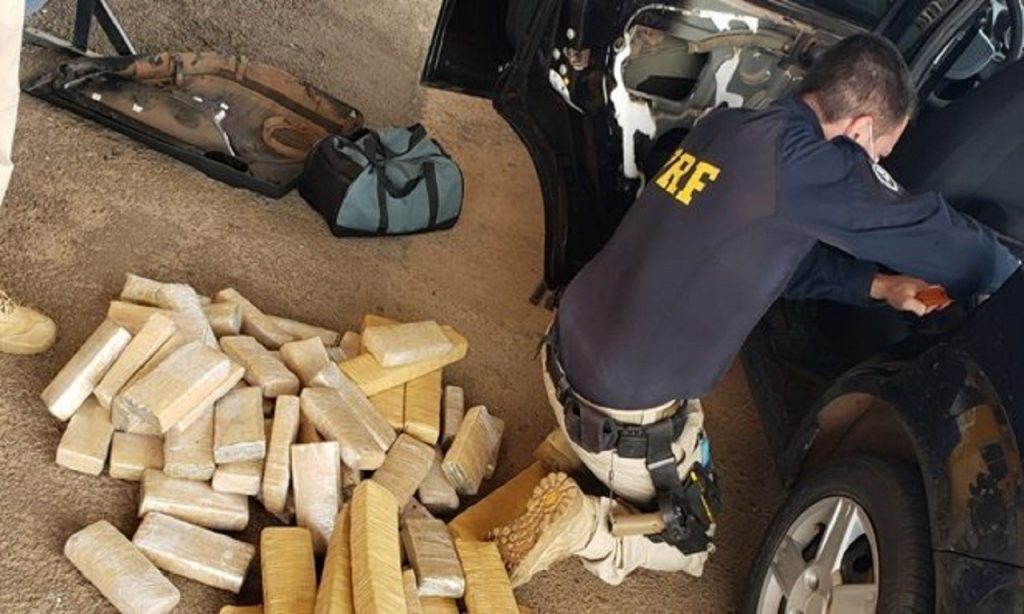 Imagem Ilustrando a Notícia: PRF apreende 120 quilos de maconha em carro e prende jovens em Anápolis