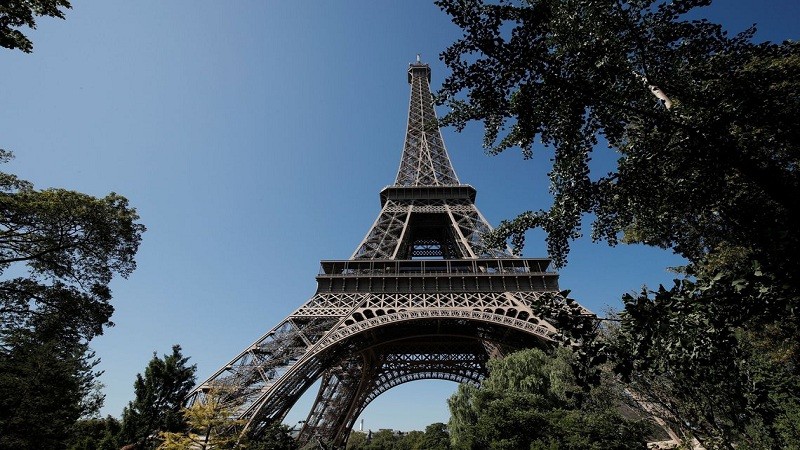 Imagem Ilustrando a Notícia: Torre Eiffel reabre após greve de funcionários