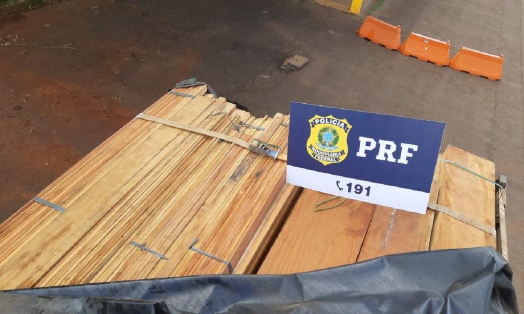 Imagem Ilustrando a Notícia: Carreta com madeira ilegal é apreendida pela PRF na BR-364