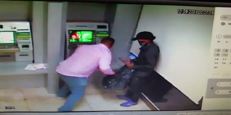 Imagem Ilustrando a Notícia: Criminosos explodem Banco Sicoob na cidade de Piracanjuba