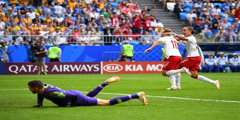 Imagem Ilustrando a Notícia: Dinamarca abre o placar contra a Austrália no início do jogo